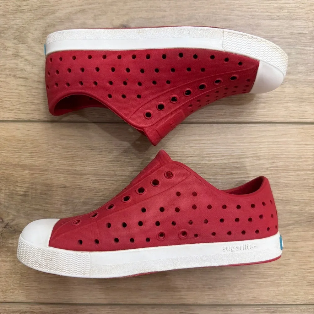 Native Jefferson Sugarlite Kids Red White Slip On Perforated Shoes Size J1